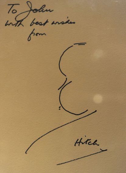 El famoso perfil de Alfred Hitchcock, dibujado por el propio director y dedicado a John Dall, protagonista del 'thriller' Rope (1948), tiene un valor estimado de entre 1.000 y 1.500 dólares (700 y 1.000 euros).