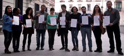 Varios diputados de Podemos, antes de registrar en el Congreso una batería de PNL.