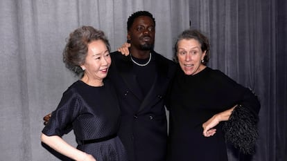 Los ganadores a mejores actores secundarios Youn Yuh-jung (izquierda), por 'Minari,' y Daniel Kaluuya, por 'Judas y el mesías negro', junto a Frances McDormand, quien ganó su tercer Oscar a mejor actriz principal por 'Nomadland'.
