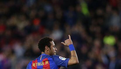 Neymar celebrates el quinto gol del equipo.