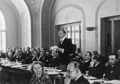El representante británico Lord Winterton durante su intervención en la Conferencia de Evián, en 1938.