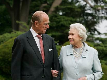 La reina Isabel II y Felipe de Edimburgo, en una foto hecha pública por la casa real británica por sus bodas de diamante, en noviembre de 2007