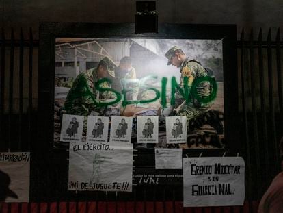 Papeletas, carteles y pintas en reclamo al presidente y al secretario de la Defensa sobre una de las fotografías que cuelga en las rejas del edificio del Senado.