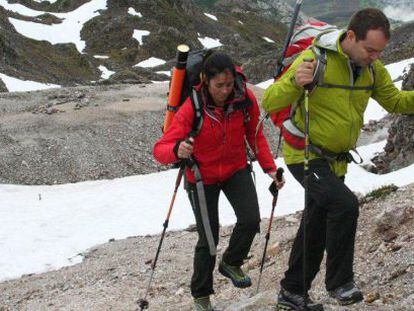 Edurne Pasaban y el escritor Javier Sierra, en una imagen de &#039;Cumbres&#039;.