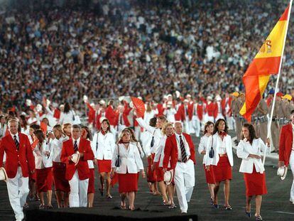 El equipo español desfila ondeando la bandera constitucional en la Olimpiada de Atenas.