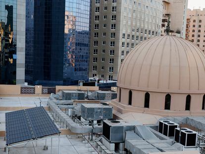 Paneles solares en el tejado de la mezquita Khalifa Al Tajer, en Dubái (Emiratos Árabes Unidos), que ha acogido la cumbre del clima COP28.