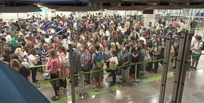 Decenas de personas esta mañana haciendo cola ante el control de pasaportes en el aeropuerto de Madrid-Barajas.