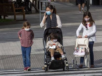 Una madre con tres niños pasea por San Sebastián.