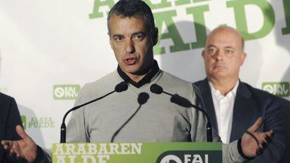 Iñigo Urkullu, en un acto del PNV el pasado sábado en Vitoria. Detrás, su cabeza de lista al Congreso por Álava, Emilio Olabarria.