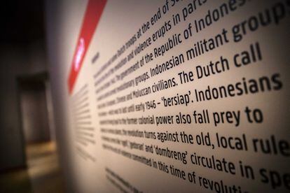 Panel informativo sobre la expresión 'bersiap' ("prepárate" en indonesio) en la exposición 'Revolusi! Indonesia independiente', en el Rijksmuseum de Ámsterdam, el 9 de febrero de 2022.