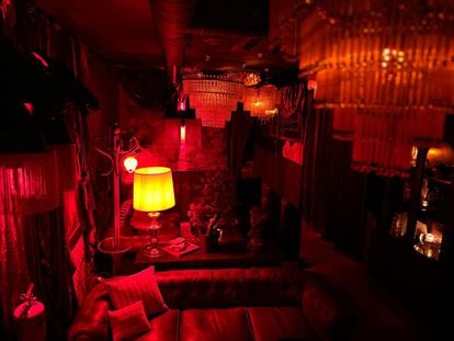 Salón de terciopelo rojo dentro del bar Satán, en el centro de Madrid, en una imagen cedida.