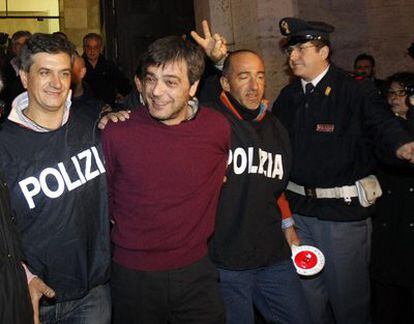 Antonio Schiavone, rodeado por dos policías, en las dependencias centrales de la Policía napolitana.