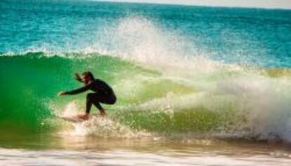 Surfista en la playa de Tonel.