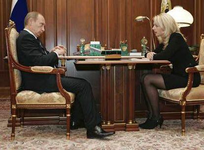 El presidente ruso, Vladímir Putin, despacha con la ministra de Salud y Desarrollo Social, Tatiana Golikova, ayer en el Kremlin.