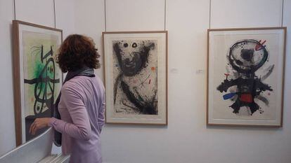 Tres de les obres de Miró que es poden veure a la galeria Dolors Junyent.
