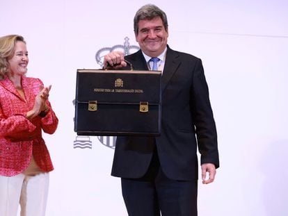 El nuevo ministro de Transformación Digital, José Luis Escrivá junto su antecesora, Nadia Calviño en el acto de toma de posesión el 21 de noviembre, 2023.