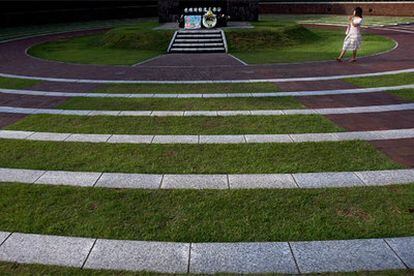 El cenotafio del Parque de la Paz de Nagasaki, levantado en el 'punto cero' del hipocentro de la bomba, incluye la lista de todas las víctimas. Los visitantes se acercan para rezar y depositar ramos de flores.