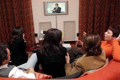 Una familia sigue el debate en televisión entre Silvio Berlusconi y Romano Prodi.