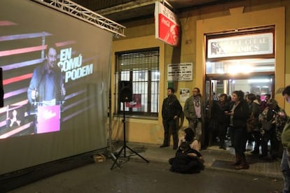 Simpatitzants d'En Comú Podem segueixen l'acte de clausura des del carrer a Terrassa.