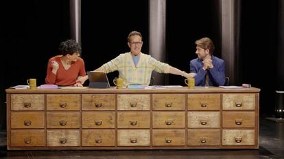 Àngel Llàcer presenta el programa teatral ‘La Puntual’.