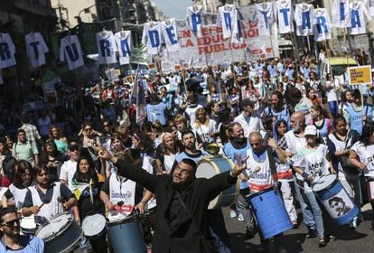 Los gremios docentes marchan por Buenos Aires.