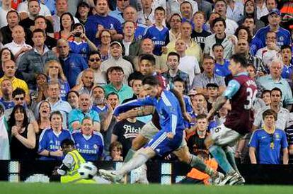 Torres marca su primer gol con el Chelsea.