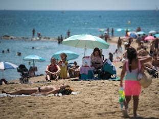Aspecto de la playa de la Barceloneta este martes por la mañana.
