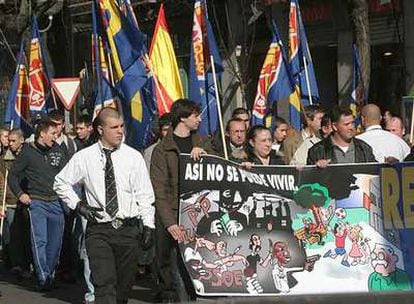 Participantes en la manifestación de Democracia Nacional celebrada ayer en Madrid.