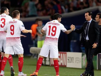 Banega, es felicitado por Emery tras su gol de falta.