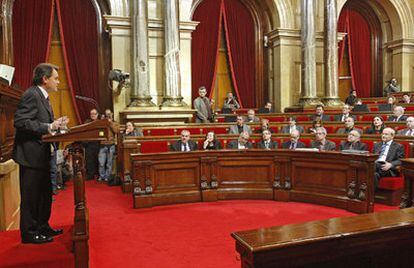 Artur Mas, en el estrado, durante el debate sobre la crisis económica, ayer en el Parlament.