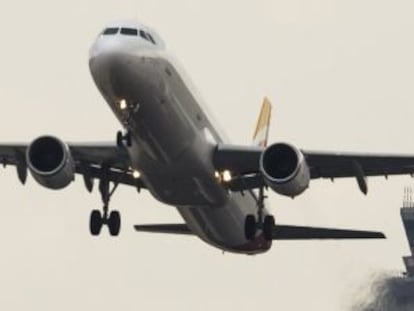 Un avi&oacute;n despega desde una de las pistas del aeropuerto Madrid Barajas. 