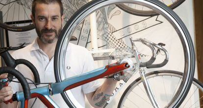 El diseñador y constructor de bicis Andrés Arregui, en su taller de Madrid.