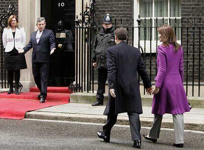 El primer ministro británico, Gordon Brown, y su esposa, Sarah, reciben en el número 10 de Downing Street a Nicolas Sarkozy y Carla Bruni.