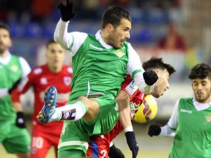 Xavi Torres, del Betis, pelea el bal&oacute;n con Sergi Enrich, del Numancia. 