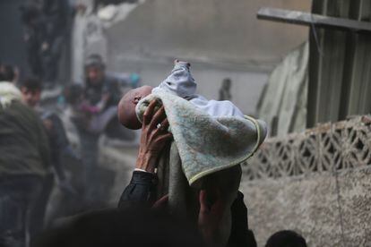 La guerra de Siria, de la que se cumplen diez años esta semana, ha matado y mutilado a cientos de miles de civiles, ha obligado a millones a abandonar sus hogares y ha empobrecido al país. La imagen de este bebé encontrado con vida entre los escombros tras un ataque aéreo en Douma en enero de 2014 forma parte de un ensayo fotográfico colectivo con imágenes de 16 fotógrafos sirios producida por UNOCHA, la Oficina de Naciones Unidas para la Coordinación de Asuntos Humanitarios. Una colección que muestra las heridas, pero también retrata la fuerza del pueblo sirio y sus esperanzas de un futuro sin conflicto.