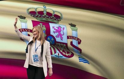 Cristina Cifuentes, delante de una gran bandera española, tras ser elegida presidenta del PP de Madrid en el congreso regional, el 18 de marzo de 2017.
