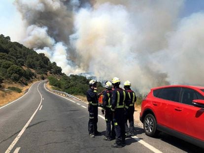Efectivos de emergencias madrileños el 30 de junio en la zona del incendio que se originó en Almorox (Toledo) y se extendió a Cenicientos y Cadalso de los Vidrios (Madrid).