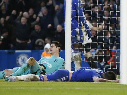 Courtois y Terry, tras encajar un gol.