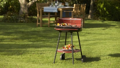 Ikea tiene una mini barbacoa portátil para los días de sol de otoño que te  transporta a lo mejor