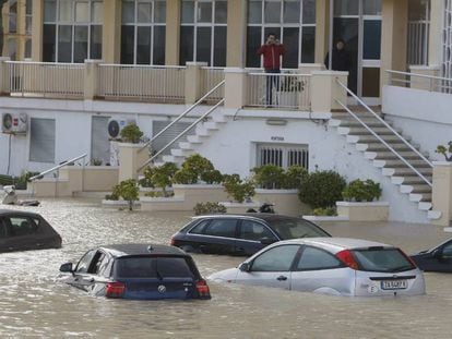 Algunos de los veh&iacute;culos que han quedado atrapados por las fuertes lluvias registradas en Alicante.