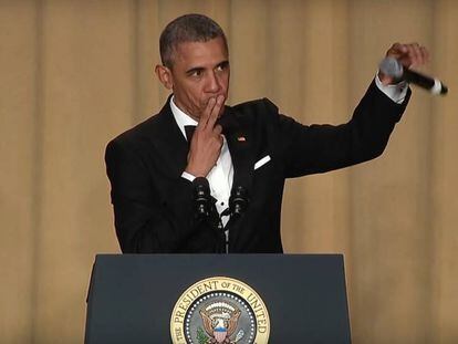 Obama termina su discurso dejando caer el micrófono en la cena de corresponsales de la Casa Blanca (2016). 