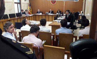 Los hermanos Ruiz-Mateos, sentados en el banquillo de la Audiencia de Palma.