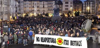 La cabeza de la manifestación contra la reapertura de Garoña este sábado en la plaza de la Virgen Blanca.