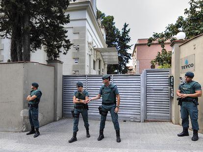 Agentes de la Guardia Civil en la sede de Teyco. Foto: Juan Barbosa