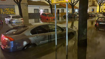 Una calle inundada de Sevilla, en la madrugada de este viernes.