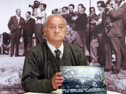 Rafa Seguí posa con la foto del 'gol imposible' de Johan Cruyff.