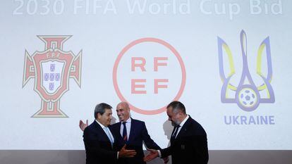 Luis Rubiales, presidente de la RFEF, entre Andriy Pavelko, presidetende de la federación ucrania, y Fernando Gomes, dirigente de la lusa, este miércoles en Nyon después de confirmar la inclusión de Ucrania en la candidatura para el Mundial 2030.