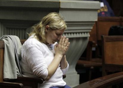 Una mujer reza mientras asiste al debate en el Senado de Uruguay.