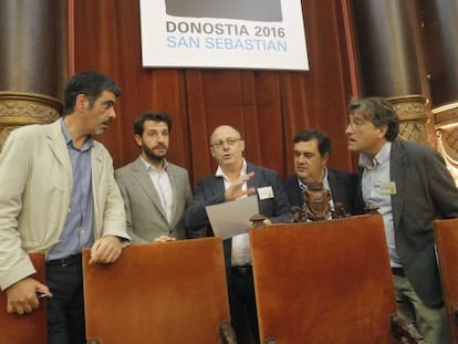 El alcalde donostiarra en funciones, Juan Karlos Izagirre, rodeado en el &uacute;ltimo pleno de la legislatura por los portavoces de los grupos pol&iacute;ticos, Eneko Goia, Ram&oacute;n G&oacute;mez, Ernesto Gasco y Josu Ruiz.