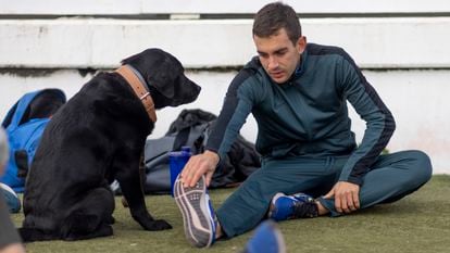 DVD1193 (28/12/2023). Sevilla. El atleta paralímpico Gerard Descárrega en las pistas de la Isla de la Cartuja, Sevilla. FOTO: PACO PUENTES (EL PAÍS).